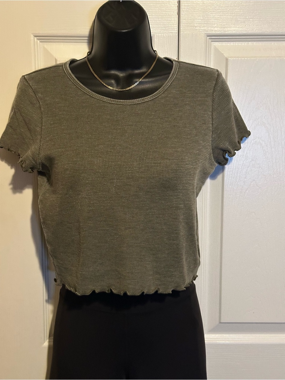 American Eagle | Olive Green Ribbed Crop Tee - Women’s Medium